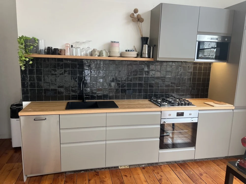 Collingwood kitchen with black tiled splashback and solid timber floating shelf